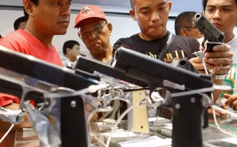 Philippines vừa ban hành đạo luật mới cho phép linh mục, luật sư, bác sĩ, y tá, kế toán và kỹ sư mang súng phòng thân.