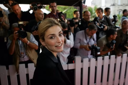 Dù đã bước qua tuổi tứ tuần nhưng nữ diễn viên đã có trong tay hơn 50 bộ phim cả điện ảnh lẫn truyền hình trông vẫn vô cùng trẻ trung, xinh đẹp và quyến rũ.