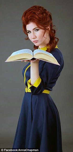 Phát biểu trước truyền thông, Anna Chapman cho biết, cô muốn thiết kế loại trang phục có thể mặc được ở bất cứ nơi nào, từ thành phố lớn cho tới ngôi làng ở nông thôn.