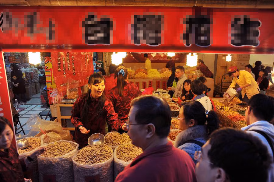 Các mặt hàng được bày bán la liệt.