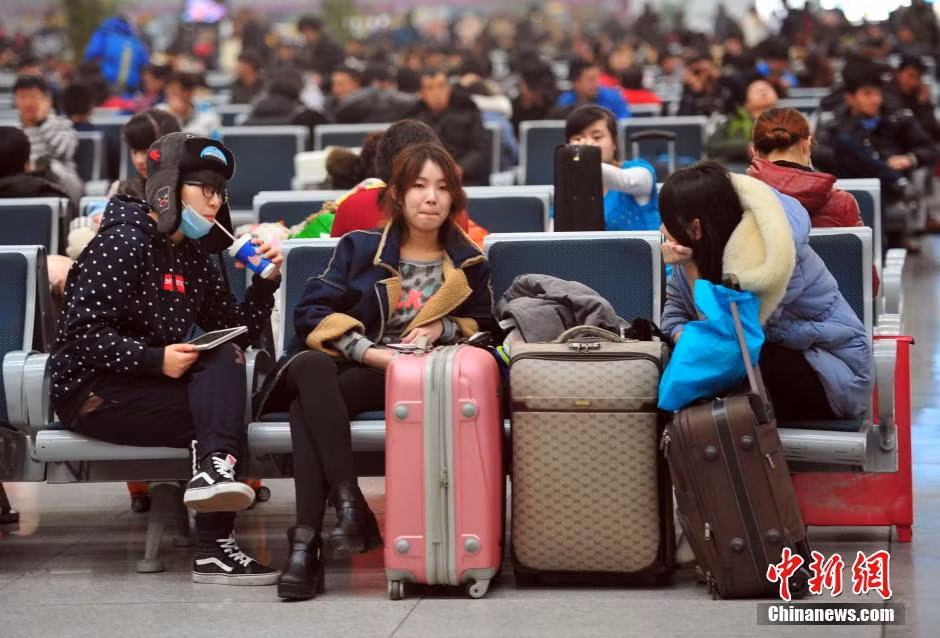 Nhiều người phải đặt vé sớm mới chắc chắn có vé tàu về quê. Càng sát ngày tết, vé tàu càng khó mua.