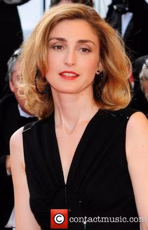 Hiện chuyện tình ái của ông Hollande với nữ diễn viên Gayet là đề tài bàn tán sôi nổi ở khắp nơi.