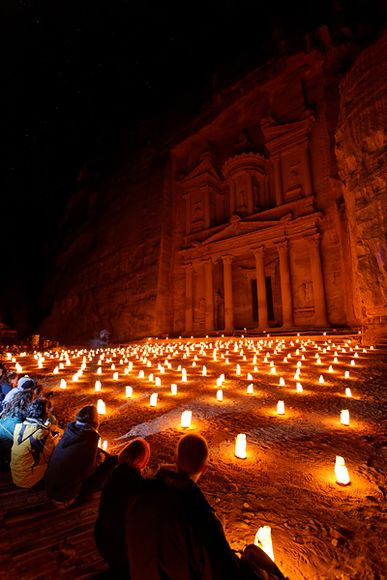 Petra, thành phố cổ ở Jordan trong ánh nến lung linh.