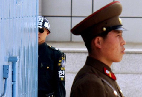 Binh sĩ Triều Tiên (trước) và Hàn Quốc (sau) cảnh giới tại khu vực phi quân sự.