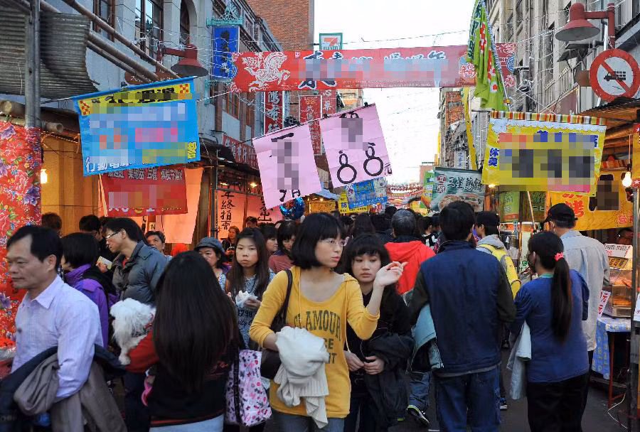 Phố Dihua được xem là điểm mua sắm tấp nập, nhộn nhịp và đông đúc nhất vào mỗi dịp tết Nguyên Đán ở vùng lãnh thổ này.