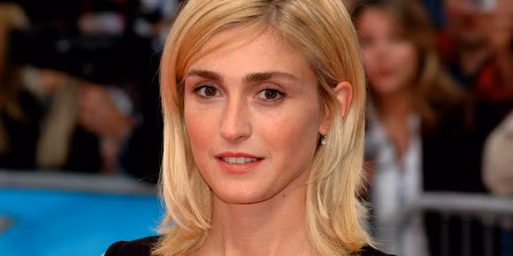 Theo thông tin trên phiên bản điện tử của Closer, ấn bản báo giấy của tạp chí này cũng ra trong ngày hôm nay sẽ đăng tải một bài viết dài 7 trang kèm ảnh về mối quan hệ tình ái giữa Tổng thống và nữ diễn viên Gayet (trong ảnh).