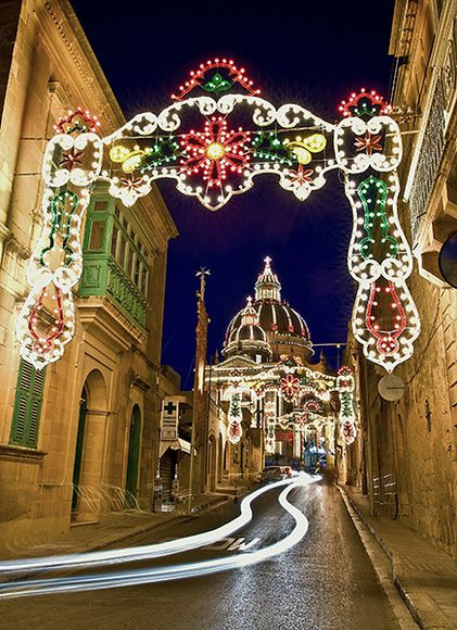 Những bức tường vàng óng ánh của nhà thờ Xewkija tráng lệ ở Malta.