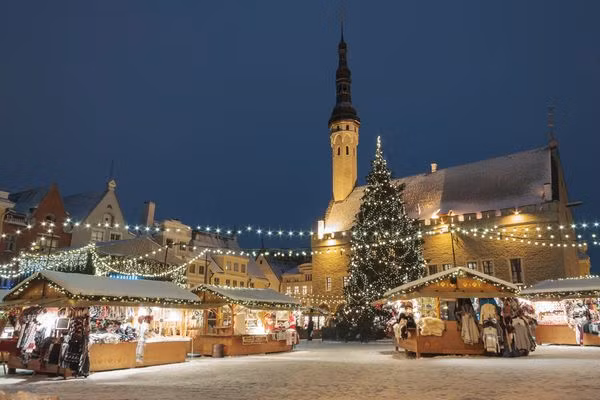 Chợ giáng sinh lấp lánh giữa một buổi tối mùa đông ở thành phố Tallin, Estonia.