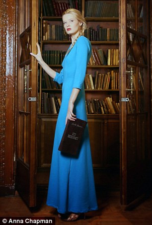 Anna Chapman – xuất thân là con gái một quan chức tình báo Nga - bắt đầu trở nên nổi tiếng khắp thế giới sau khi bị bắt và bị trục xuất khỏi New York, Mỹ bởi cáo buộc làm gián điệp năm 2010. Sau khi trở lại Nga, nữ điệp viên không chỉ dấn thân vào chính trị mà còn kiêm nhiệm các công việc như dẫn chương trình truyền hình, người mẫu nổi tiếng.