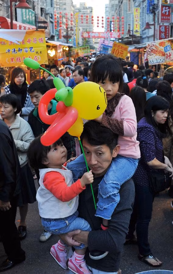 Người Đài Loan đổ xô đến phố Dihua để sắm sửa đón tết.