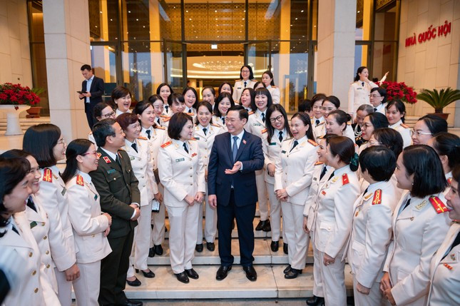 Chu tich Quoc hoi gap mat Doan dai bieu phu nu Cong an nhan dan