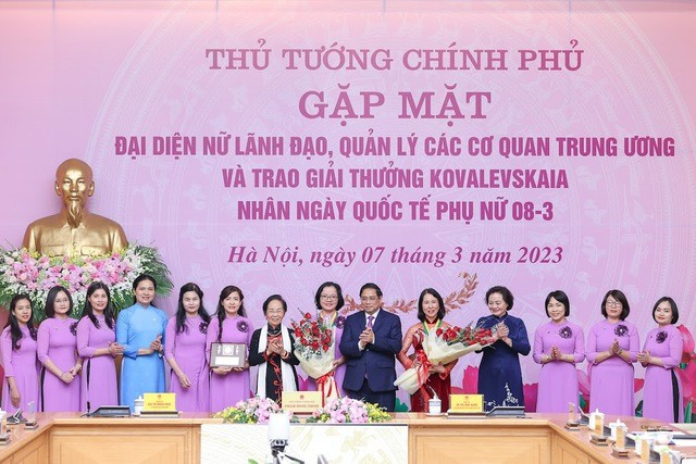 Thu tuong gap mat dai dien nu lanh dao, quan ly cac co quan Trung uong