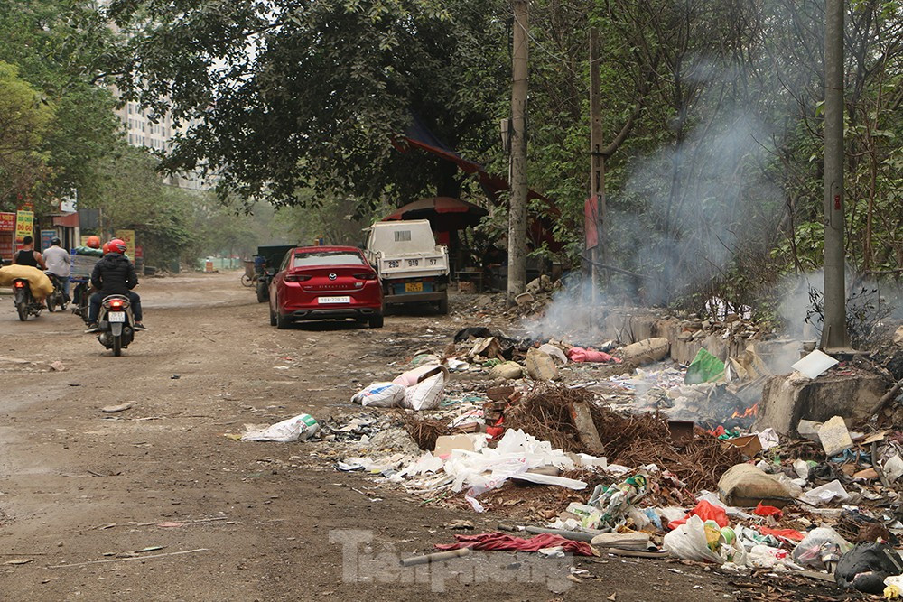 Không chỉ là nơi tập kết rác thải, các đống rác tự phát cũng được đốt ngay bên rìa đường.Được biết đường Nguyễn Cảnh Dị nằm trong ranh giới quy hoạch khu đô thị Bắc Đại Kim mở rộng. Năm 2005, UBND TP Hà Nội đã có quyết định bàn giao cho Công ty Cổ phần Kinh doanh phát triển nhà và đô thị Hà Nội (HANHUD) để đầu tư hạ tầng kỹ thuật khu đô thị.