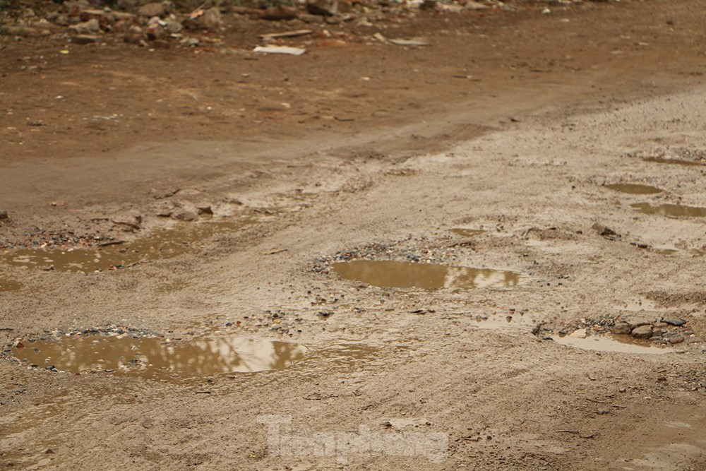 Theo phản ánh của người dân, tuyến đường này đã trải qua nhiều lần tu sửa, tuy nhiên, với lưu lượng phương tiện lớn, đặc biệt là các xe tải trọng lớn phục vụ thi công xây dựng các dự án quanh khu vực quá nhiều nên mặt đường nhanh chóng bị phá hủy.