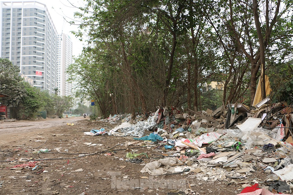 Rác thải sinh hoạt cũng được người dân "tiện tay" vứt thành đống ven phía sông Lừ.