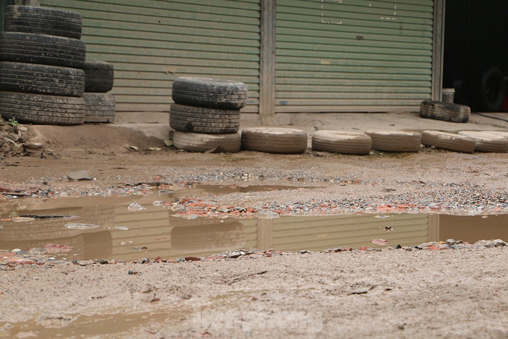 Những vũng nước lớn ngay trước cửa nhà dân.