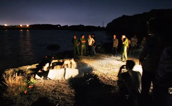 Thi thể 4 cô gái được lực lượng cứu hộ- cứu nạn đưa lên bờ trong đêm khuya (ảnh Trung Kiên).