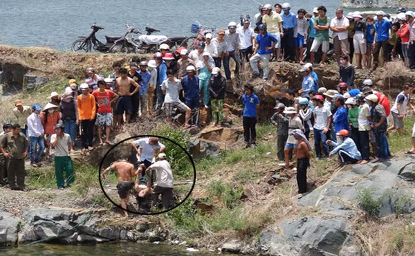 Nạn nhân Đoàn Ngọc Huy (được vớt lên bờ) dù không biết bơi và chỉ ngồi trên bờ rồi bất ngờ trượt chân té xuống hồ chết đuối ngay tại phiến đá khiến 4 nữ công nhân thiệt mạng.