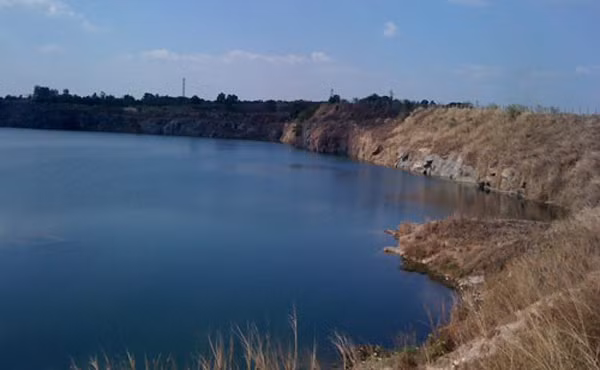 Nét đẹp cuốn hút của hồ đá "chết chóc" đã khiến bao nhiêu người bỏ mạng.