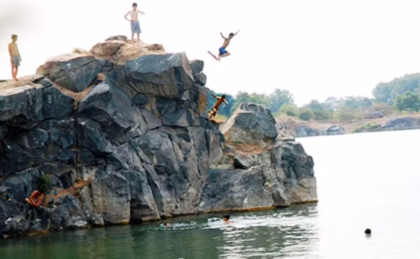 ...Đa số là các nam thanh niên (sinh viên, công nhân) xem thường mạng sống đánh đu với "tử thần" dù nơi đây đã xảy ra hơn 50 vụ chết người.