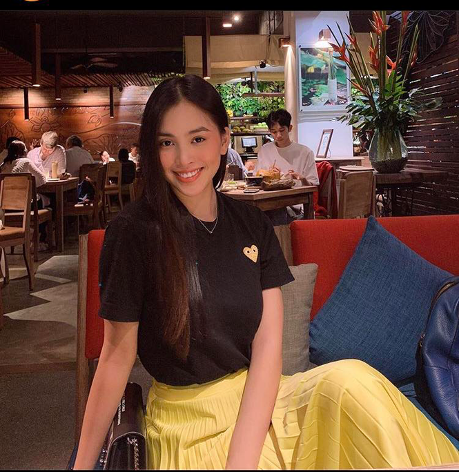 ##s###"Chán" diện áo phông, quần ngắn, nàng hậu sinh năm 2000 đổi sang mix áo phông cùng chân váy dáng dài mềm mại và nữ tính hơn hẳn