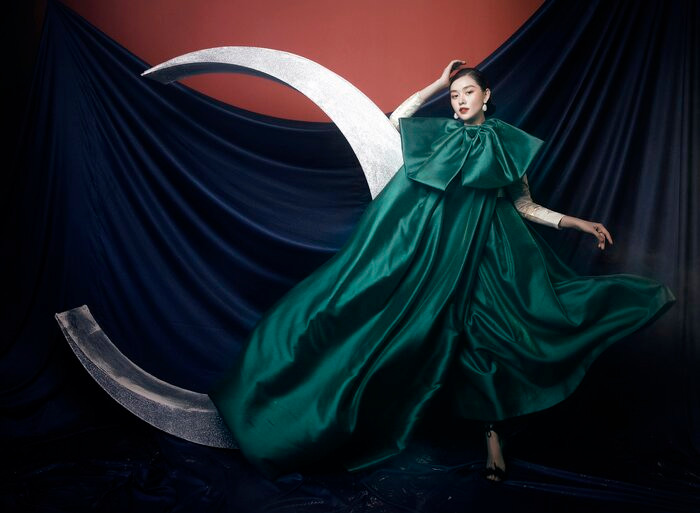 Sở hữu vóc dáng thanh mảnh, Tường San như được phát huy hết thế mạnh của mình khi diện những thiết kế đầm dài kèm chất liệu mềm mại. Gương mặt thanh tú cùng làn da trắng càng thêm cuốn hút hơn khi kết hợp với màu son đỏ.