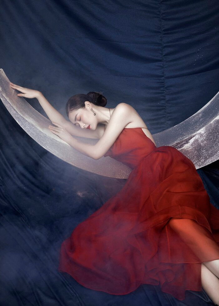 Thông qua bộ sưu tập lần này, Á hậu Tường San đã cho khán giả thấy một hình ảnh trưởng thành và mặn mà hơn sau một năm hoạt động dưới danh hiệu Á hậu Thế giới Việt Nam 2019.