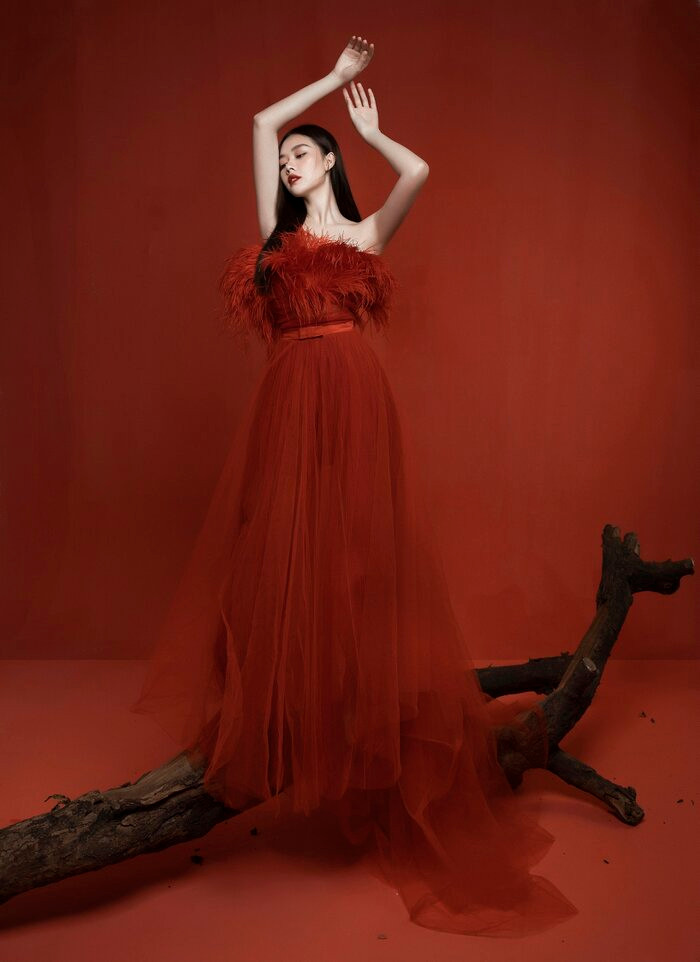 Sắc đỏ được chọn làm màu chủ đạo cho bộ sưu tập lần này. Những thiết kế xanh thẳm dịu dàng cũng được kết hợp rất tinh tế, tôn lên vẻ đẹp ngọt ngào của á hậu Tường San.