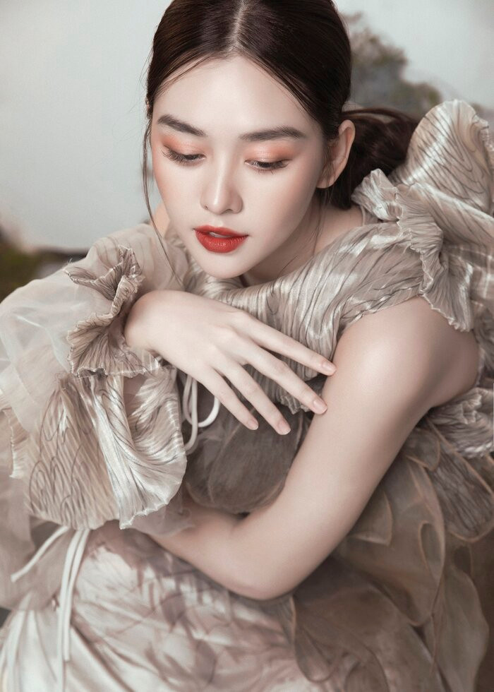 Cách đó không lâu, nàng á hậu sinh năm 2000 còn cùng mẹ tặng bánh trung thu cho những em nhỏ có hoàn cảnh khó khăn. Cô hy vọng có thể mang thật nhiều điều ý nghĩa không chỉ cho bản thân mà còn cho cộng đồng.