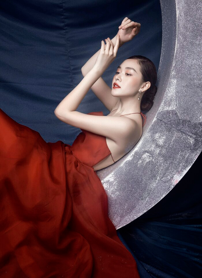 Riêng đối với lĩnh vực nghệ thuật, Tường San là một cái tên hứa hẹn luôn thử sức với những phong cách mới và luôn nỗ lực thay đổi hình ảnh của bản thân mỗi lần xuất hiện trước khán giả.