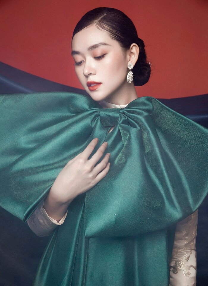 Tường San còn cho thấy thần thái ma mị, đầy cuốn hút dù là lần đầu làm quen với lối trang điểm này.