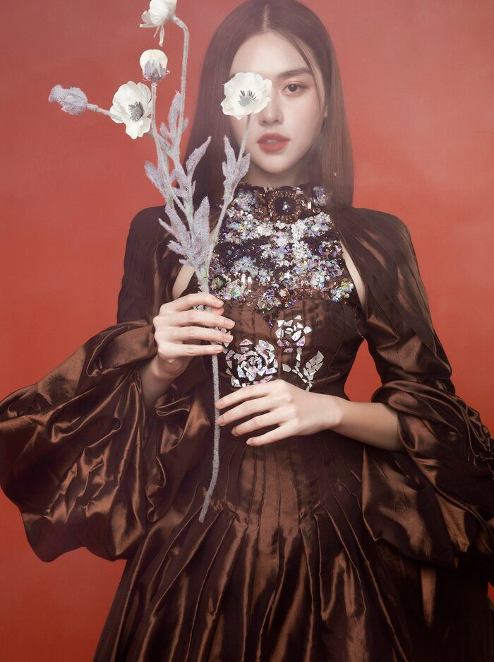 Cô nàng còn xuất sắc mang về giải thưởng Trang phục dân tộc đẹp nhất - Best National Costume và Top 10 Trang phục dạ hội đẹp nhất - Best Evening Gown.