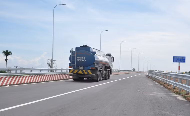 Cầu vượt đường sắt trên tuyến đường Võ Nguyên Giáp ngoài việc đảm bảo ATGT, còn góp phần đẩy nhanh tốc độ tàu chạy qua khu vực.