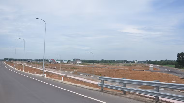 Nhiều công trình, dự án quan trọng dọc 2 bên đường đang khẩn trương thi công. Các phương tiện lưu thông qua đường tránh (đường Võ Nguyên Giáp) rút ngắn đáng kể thời gian cũng như bảo đảm ATGT trên tuyến QL1A xuyên trung tâm TP Biên Hòa vốn là "điểm đen" về TNGT trong suốt nhiều năm qua.