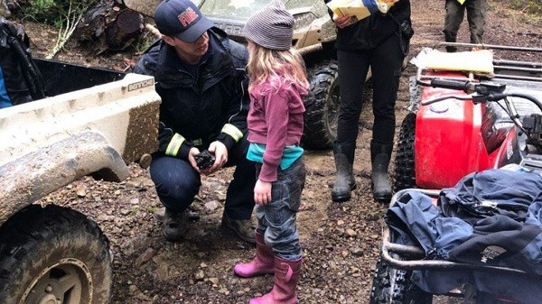 Hai be gai song sot trong rung hoang gan 2 ngay