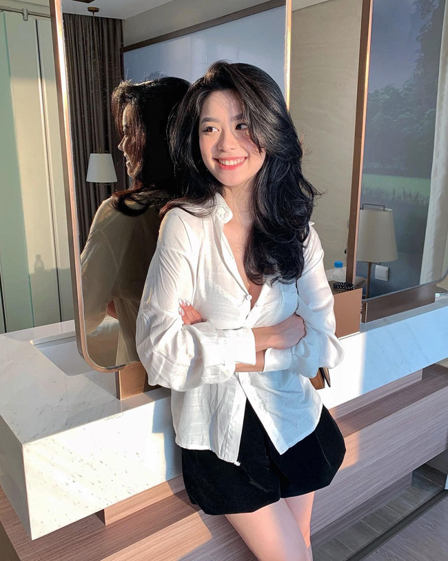 Mới đây, cô nàng trở lại với hình ảnh khác lạ. Tuy nhiên, cô vẫn được đánh giá là giữ phong độ nhan sắc.