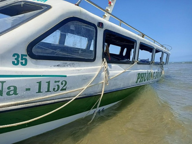 Phương tiện ca nô QNa - 1152 được cấp giấy chứng nhận an toàn kỹ thuật có hiệu lực đến ngày 19/01/2023, trọng tải toàn phần, số lượng người được phép chở sức kéo đẩy là 4,1 tấn, tương ứng 35 hành khách. Thuyền trưởng Lê Sen có chứng chỉ chuyên môn phương tiện thủy nội địa hạng 3, đủ điều kiện điều khiển phương tiện.