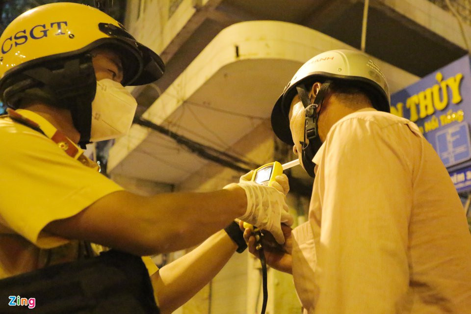 Bên cạnh đó, ông H.A.D. (39 tuổi, ngụ quận 8) điều khiển xe máy có nồng độ cồn mức 0,23 mg/ lít khí thở. Ông D. bị CSGT lập biên bản xử phạt 2,5 triệu đồng. "Tôi uống khoảng 10 chai bia", tài xế này nói.