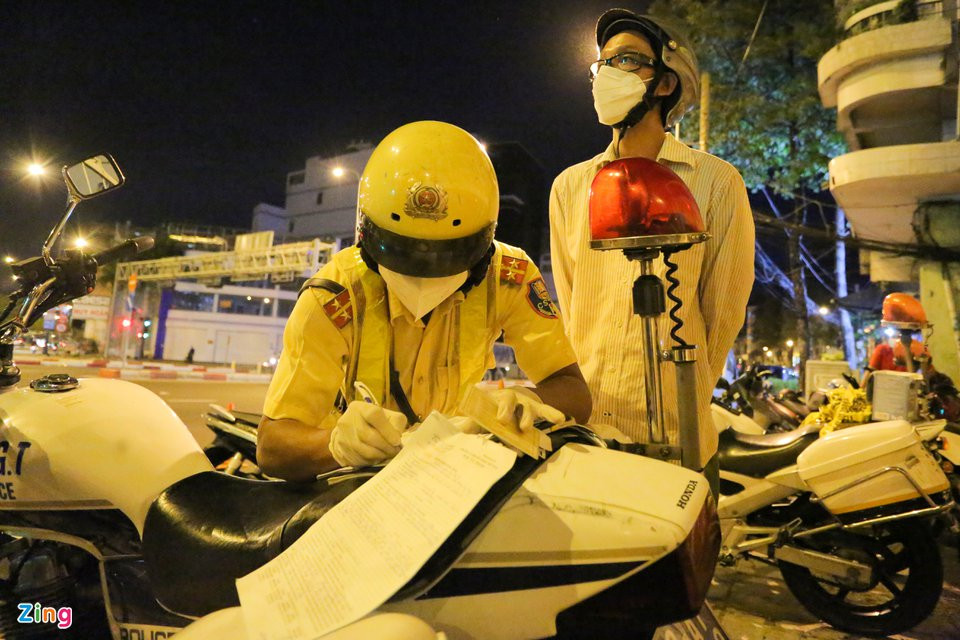 Tài xế Đ.Q.H. (33 tuổi, ngụ quận Bình Tân) sau khi ăn tiệc ở nhà người thân về cũng bị CSGT dừng xe máy kiểm tra. Ông H. bị phạt 4,5 triệu đồng với mức vi phạm nồng độ cồn 0,30 mg/ lít khí thở.