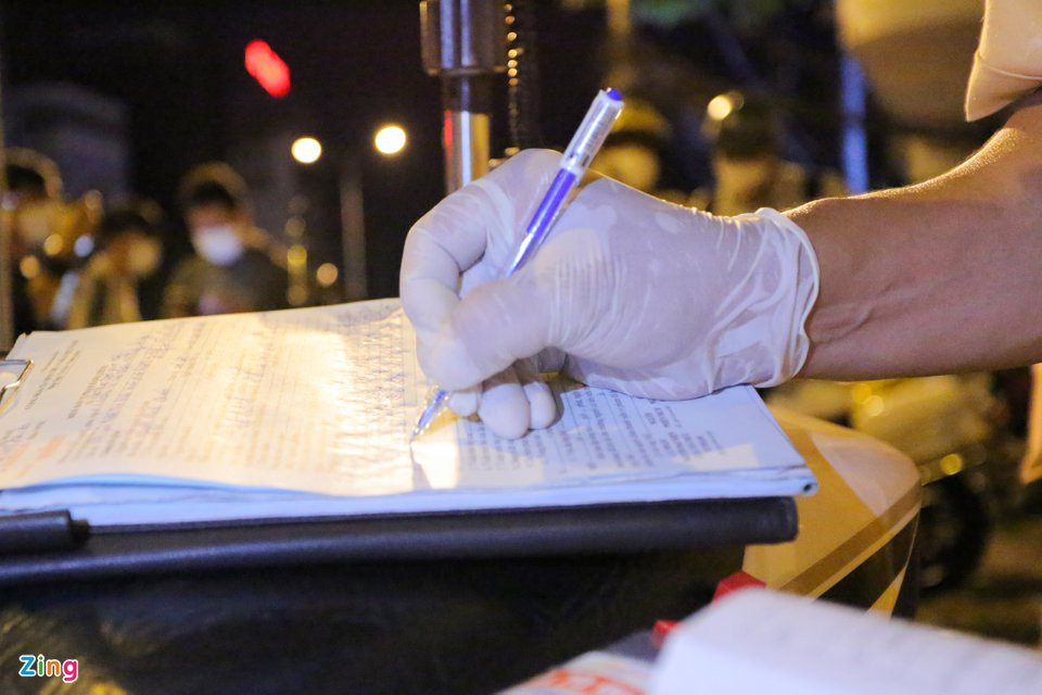 "Sau giờ làm, tôi có ngồi uống với đồng nghiệp một ít bia và đủ tỉnh táo lái xe về nhà. Bị CSGT xử phạt thì chịu thôi", anh T. cho biết và ký biên bản.