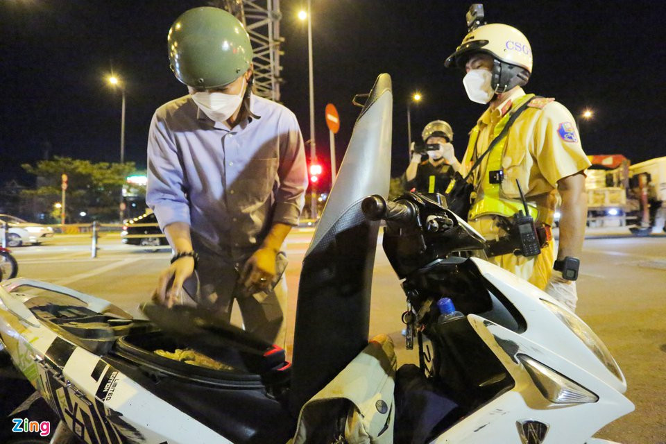 Sau 2 giờ, Đội CSGT Chợ Lớn kiểm tra gần 30 phương tiện, phát hiện 3 trường hợp vi phạm.