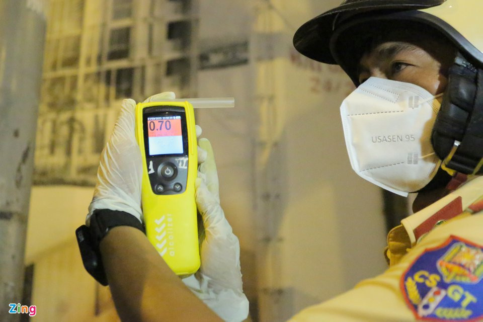 Anh T. có nồng độ cồn mức 0,70 mg/ lít khí thở. Với vi phạm trên, nam tài xế bị CSGT lập biên bản xử phạt 7 triệu đồng, tước bằng lái 23 tháng, tạm giữ xe 7 ngày.