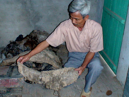 Chiếc giày vải còn nguyên vẹn trong mộ xác ướp ở xã Trung Hưng, huyện Yên Mỹ, tỉnh Hưng Yên. Dù đã quật mộ cả tháng rồi, nhưng mùi hương ở vải vóc lấy từ ngôi mộ vẫn thơm phức mùi ngọc am.