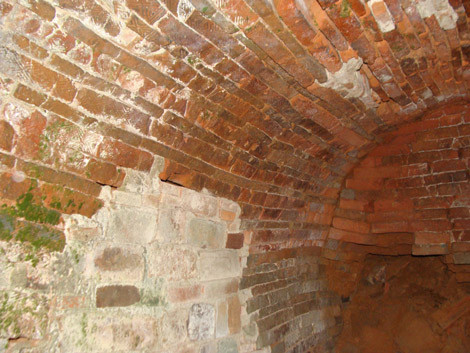 Vòm mộ Hán như đường hầm dưới lòng đất (Ảnh: Phạm Ngọc Dương).