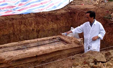 Tiến sĩ Nguyễn Lân Cường làm lễ để mở nắp quan tài ngọc am.