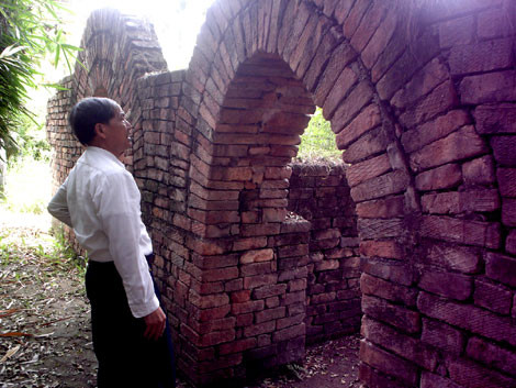 Ông Tăng Bá Hoành bên ngôi mộ Hán khổng lồ ở Hải Dương (Ảnh: Phạm Ngọc Dương).