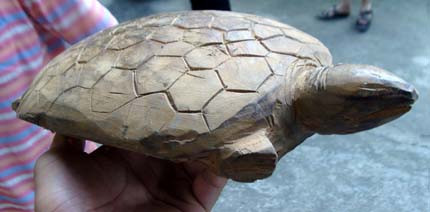 Người dân Hoàng Su Phì đẽo ngọc am thành con rùa cho trẻ con chơi.