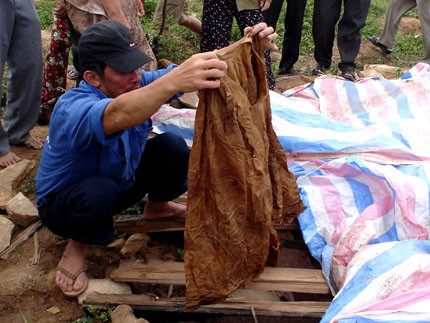 Mấy trăm năm, chiếc áo vẫn như mới.