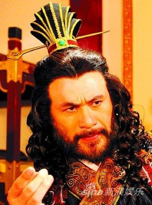 Binh sỹ nhiều, dã tâm cao, An Lộc Sơn ủ mưu lật đổ nhà Đường. Tháng 11 năm thứ mười bốn Thiên Bảo (tức năm755), An Lộc Sơn khởi binh nổi loạn ở Phạm Dương, tạo nên “loạn An Lộc Sơn” trong lịch sử. Phiến quân đi đến nơi đâu đều giết người cướp của, không tội ác nào không làm, gây nên bao tai họa cho nhân dân. “Loạn An Lộc Sơn” kéo dài 8 năm, Trung Nguyên chiến tranh liên miên, sản xuất xã hội bị ảnh hưởng nặng nề, trở thành điểm chuyển tiếp từ thịnh vượng sang suy yếu của nhà Đường. Tháng 1 năm thứ hai Chính Đức (năm 757), do nội bộ An Lộc Sơn bất hòa, An Lộc Sơn bị thuộc hạ giết hại, kết thúc một cuộc đời tàn ác.