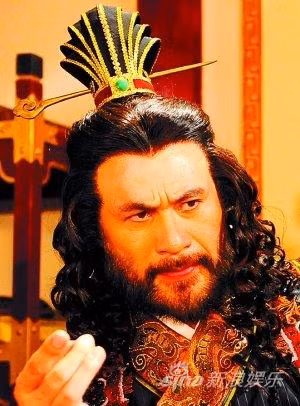 Binh sỹ nhiều, dã tâm cao, An Lộc Sơn ủ mưu lật đổ nhà Đường. Tháng 11 năm thứ mười bốn Thiên Bảo (tức năm755), An Lộc Sơn khởi binh nổi loạn ở Phạm Dương, tạo nên “loạn An Lộc Sơn” trong lịch sử. Phiến quân đi đến nơi đâu đều giết người cướp của, không tội ác nào không làm, gây nên bao tai họa cho nhân dân. “Loạn An Lộc Sơn” kéo dài 8 năm, Trung Nguyên chiến tranh liên miên, sản xuất xã hội bị ảnh hưởng nặng nề, trở thành điểm chuyển tiếp từ thịnh vượng sang suy yếu của nhà Đường. Tháng 1 năm thứ hai Chính Đức (năm 757), do nội bộ An Lộc Sơn bất hòa, An Lộc Sơn bị thuộc hạ giết hại, kết thúc một cuộc đời tàn ác.